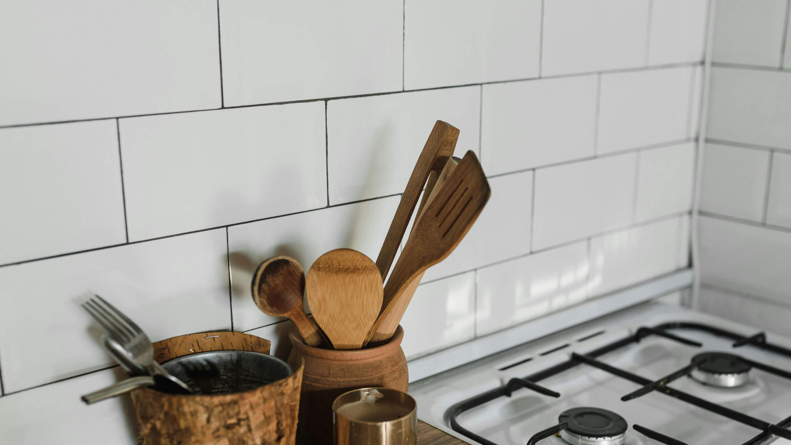 Can Splashbacks Go Over Tiles?